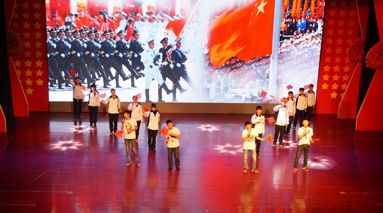 歌曲《红旗飘飘》(摄影:胡旭)