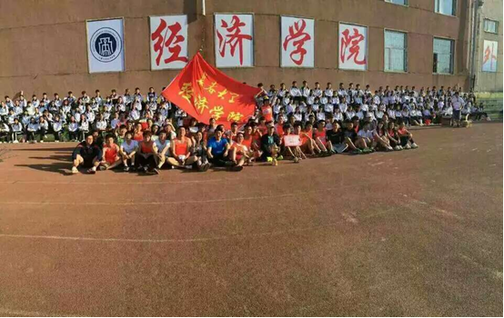 必赢bwin线路检测中心运动员与观众合影留念