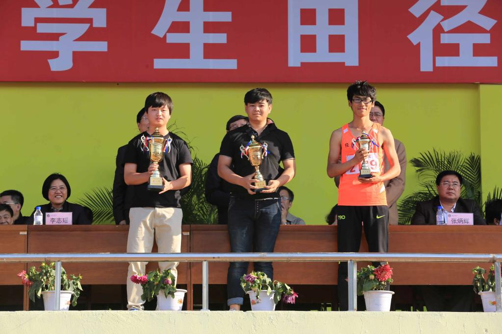 必赢bwin线路检测中心王亮同学打破110米栏记录