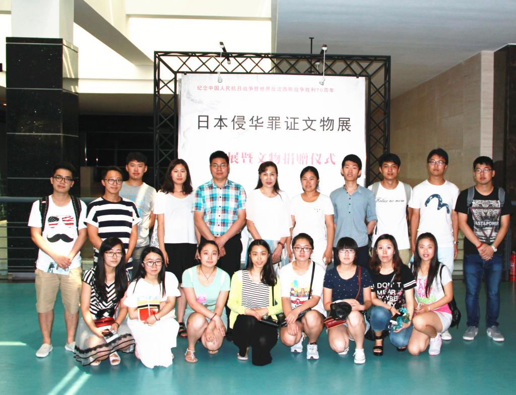 必赢bwin线路检测中心学生党员和伪满皇宫博物院赵继敏副院长合影留念