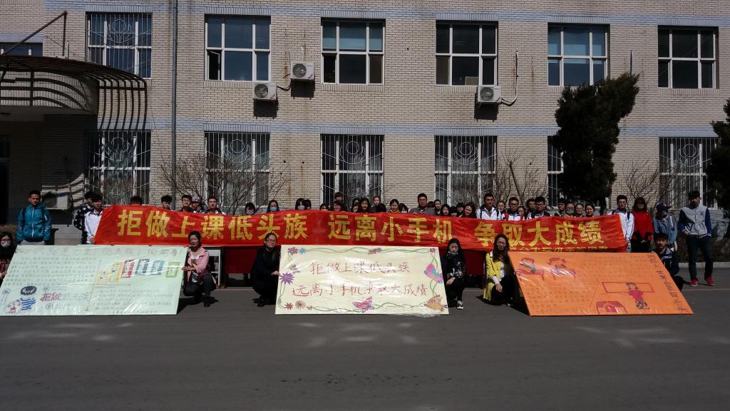 必赢bwin线路检测中心团委志愿者们在签满名字的条幅前合影