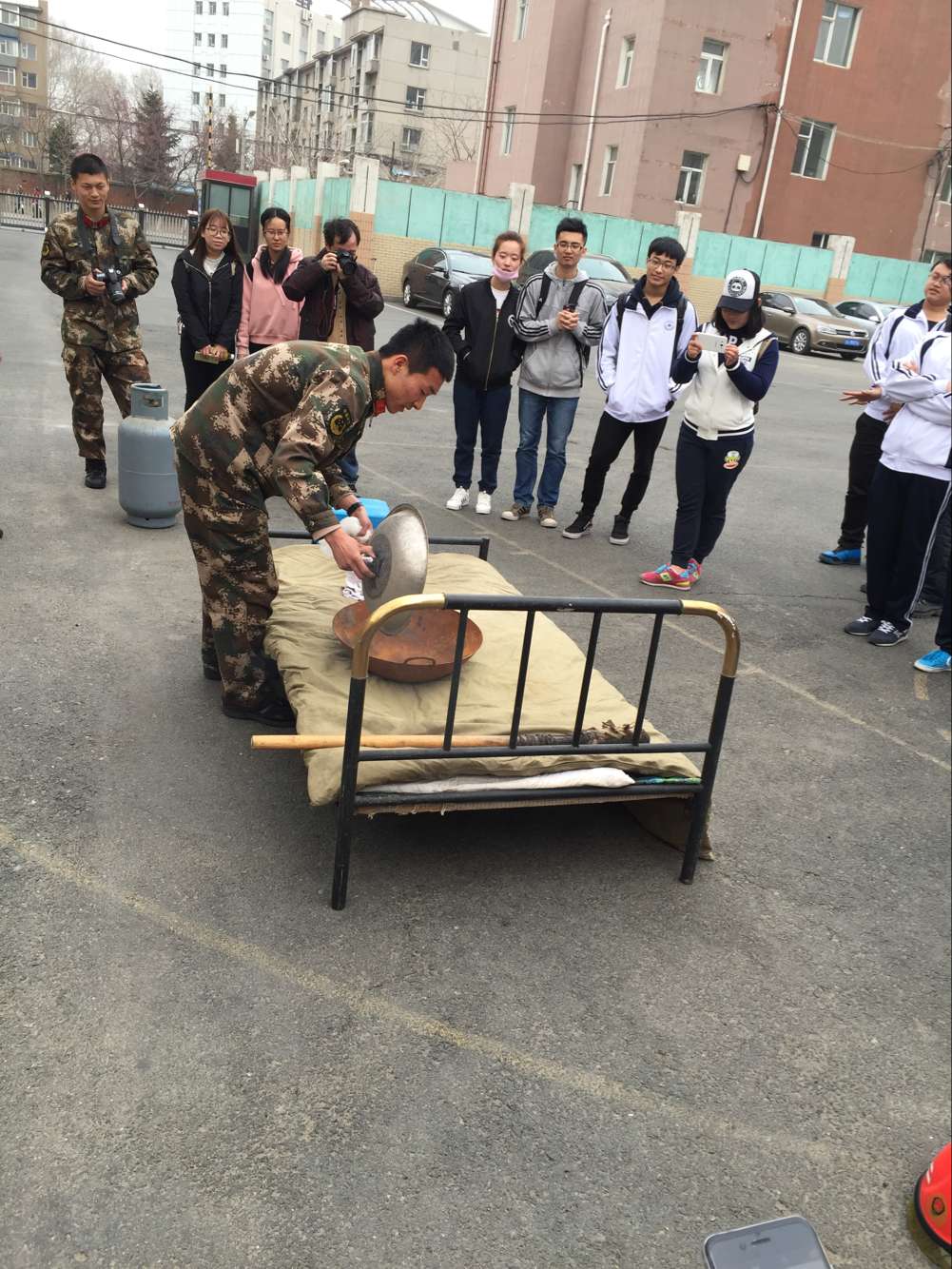 消防官兵讲解紧急灭火方法