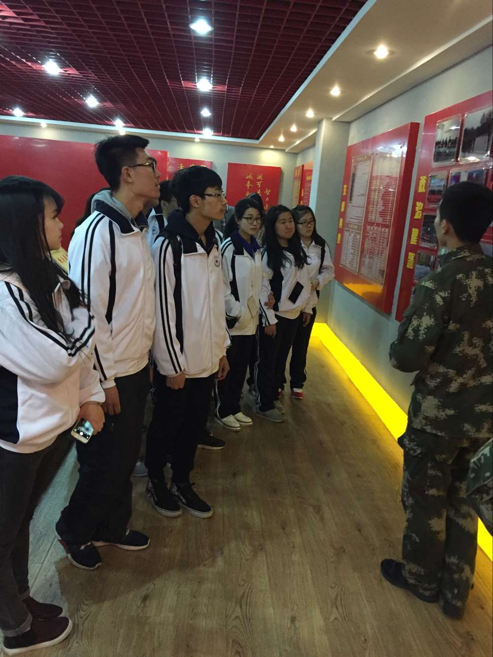 同学们参观相关消防器材和消防栓